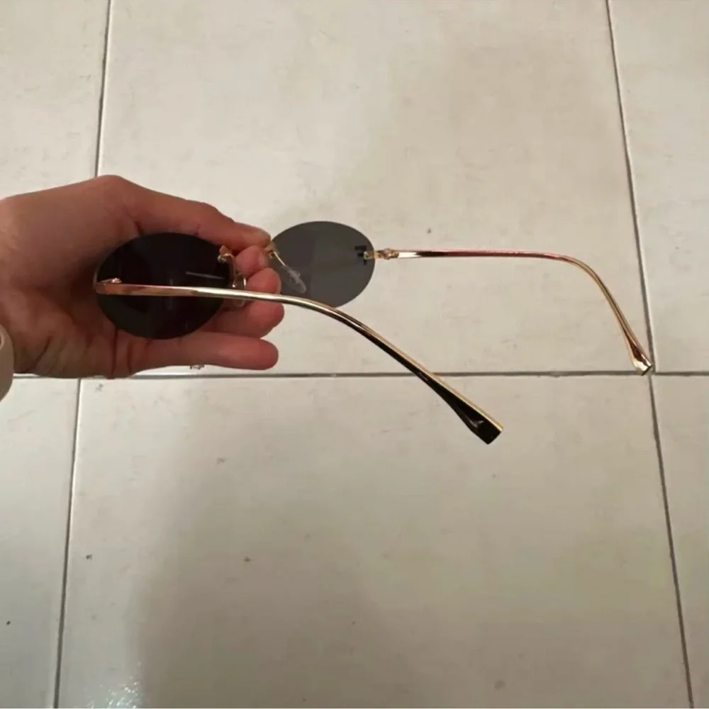 Retro F Stylish Black Sunglasses - Picture 4 of 15